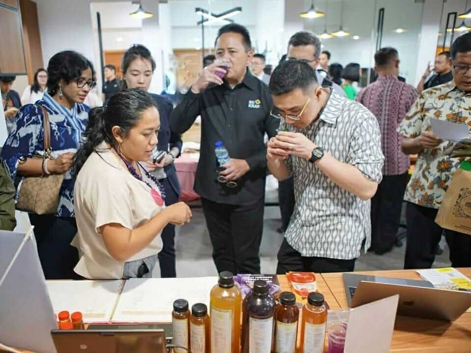 Demo meracik minuman dengan sirup MoonShine